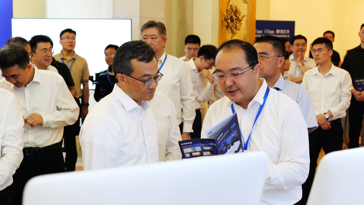 人力资源和社会保障部党组成员、副部长颜清辉一行领导莅临韵嘉科技展位